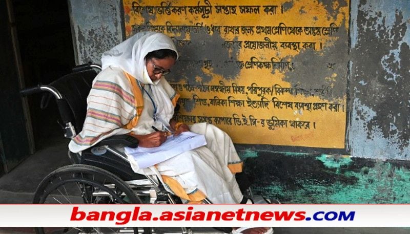 <p style="text-align: justify;">কোন বিভাগে রয়েছে নন্দীগ্রাম? কৈলাস বিজয়বর্গিয় প্রকাশ্যে জানিয়েছেন, মুখ্যমন্ত্রীর আসন রয়েছে এ বিভাগে, অর্থাৎ সহজে জয় আসবে। তবে সূত্রের খবর, মমতা বনাম শুভেন্দুর নন্দীগ্রাম আসন রয়েছে বিভাগে, অর্থাৎ লড়াই হবে সমানে সমানে। বাবুল সুপ্রিয়োর টালিগঞ্জও এই বিভাগে।</p>
<p style="text-align: justify;"> </p>