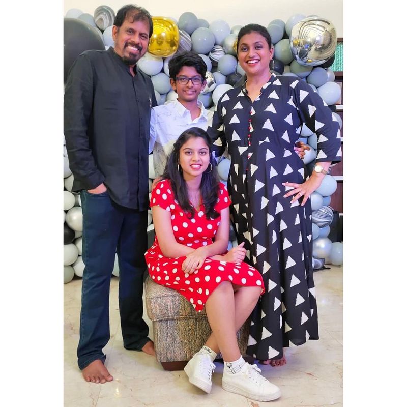 నటి రోజా ఇప్పుడు సినిమాలకు రిటైర్మెంట్ తీసుకుందనే చెప్పాలి. చాలా అరుదుగా ఆమె సినిమాలు చేస్తున్నారు. మరోవైపు `జబర్దస్త్` షోని మాత్రం వదలడం లేదు. మరోవైపు ఎమ్మెల్యేగా, ఏపీఐఐసీ చైర్మెన్గా తన బాధ్యతలు నిర్వర్తిస్తున్నారు.