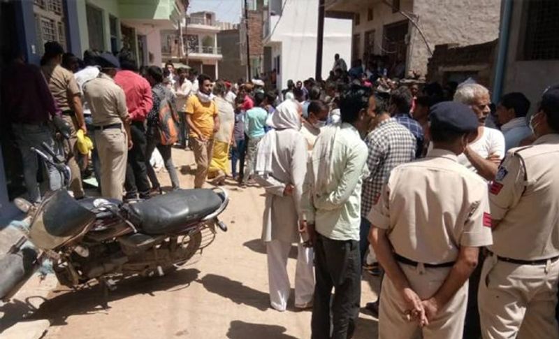 कुछ दिन पहले खरीदा था 65 लाख का मकान
पुलिस जांच में सामने आया है कि कारोबारी सत्यदेव शर्मा ने कुछ दिन पहले ही 65 लाख रुपए का मकान खरीदा था। इसमें उन्होंने लाखों रुपए का फर्नीचर भी लगाया था। वह तीन भाई थे और तीनों के अलग अलग मकान भी बने हुए हैं। वहीं माता-पिता एक भाई के साथ गांव में रहते हैं। 
