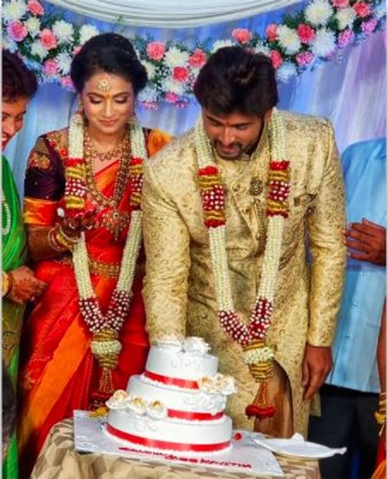 <p>ಕವಿತಾಗೌಡ ಜನ್ಮದಿನದಂದು ಮಧ್ಯರಾತ್ರಿ ಅವರ ಮನೆಗೆ ತೆರಳಿ ಚಂದನ್ ವಿಶ್ ಮಾಡಿ ಬಂದಿದ್ದರು. ವಿಶೇಷ ಉಡುಗೊರೆ ನೀಡಿದ್ದರು.</p>