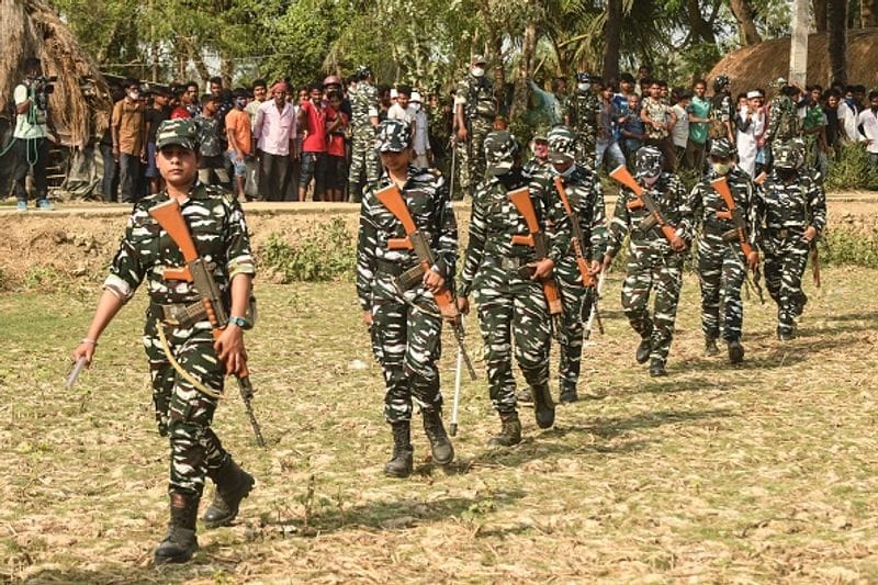 <p>তৃতীয় দফায় ৬১৮ কোম্পানি কেন্দ্রীয় বাহিনীর মধ্যে দক্ষিণ ২৪ পরগানায় সব থেকে বেশি বাহিনী মোতায়েন করা হচ্ছে। দক্ষিণ ২৪ পরগানায় মোট ৩০৭ কোম্পানি কেন্দ্রীয় বাহিনী মোতায়েন করা হয়েছে। <br />
</p>