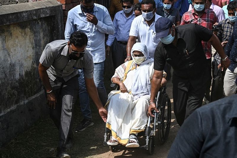 <p>দুপুর দেড়টার পর বাড়ি থেকে বেরিয়ে ওই বুথে এলেন মমতা বন্দ্যোপাধ্যায়।</p>