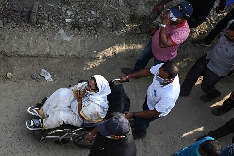 <p>তারাই শেষে মমতা বন্দ্যোপাধ্যায়কে সুরক্ষা দিয়ে গ্রামের বাইরে নিয়ে যায়।</p>