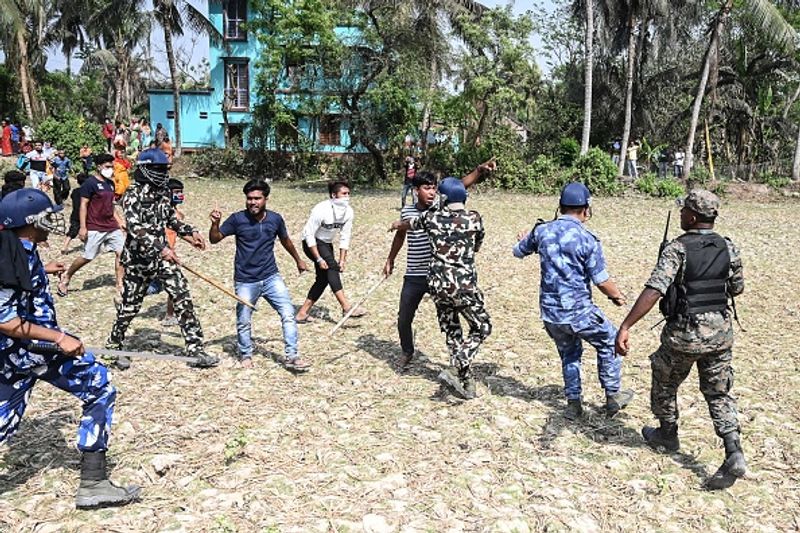 <p>মাঝে সেই প্রাচীর ভেঙে ফেলেছিলেন তৃণমূল কর্মীরা। পুলিশ ফের অবস্থার নিয়ন্ত্রণ নেয়।</p>