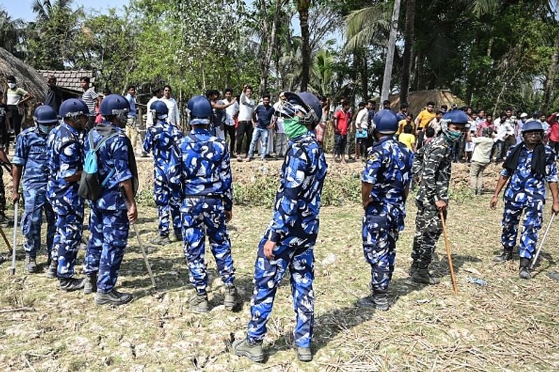 <p>এর মধ্যে পরিস্থিতি নিয়ন্ত্রণ করতে বিশাল ব়্যাফ বাহিনী নামানো হয়।</p>