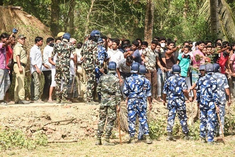 <p>এছাড়া যেসকল এলাকায় ভোট পরবর্তী হিংসা চলছে বা হওয়ার সম্ভাবনা রয়েছে তার মধ্যে অন্যতম পূর্ব মেদিনীপুর ও নন্দীগ্রাম। সেখানে নির্বাচন পরবর্তী হিংসা রুখতে ১ কোম্পানি মহিলা সহ মোট মোট ৬ কোম্পানি কেন্দ্রীয় বাহিনী রাখা হয়েছে।<br />
</p>