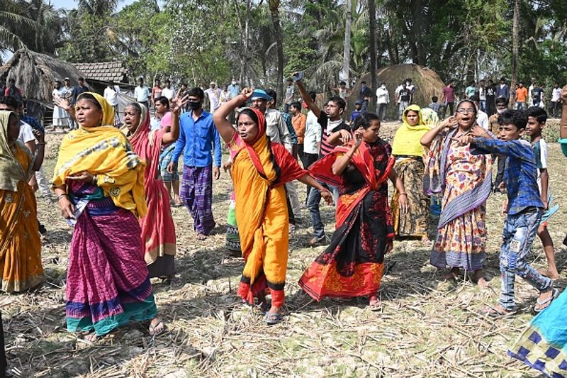 <p>এরপরই আরেকদিক থেকে বিজেপি সমর্থকরা এসে জয় শ্রীরাম স্লোগান দিতে থাকেন।</p>