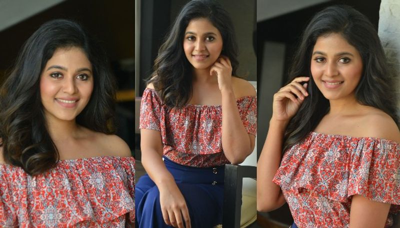 ஆரம்பத்தில் குடும்ப பாங்கான கதாபாத்திரங்களில் நடித்து வந்த அஞ்சலி, இடையில் கவர்ச்சியில் அதகளம் செய்யும் கதாபாத்திரங்களிலும் தாராளம் காட்டி ரசிகர்களை கிறங்கடித்தார். இடையில் நடிகர் ஜெய் உடனான காதல் வதந்திகளால் தமிழ் படங்களில் நடிப்பதை நிறுத்திக் கொண்ட அஞ்சலி, தெலுங்கில் மட்டும் கவனம் செலுத்தி வந்தார்.
