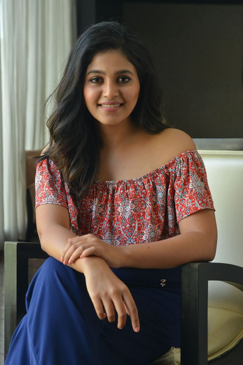 `వకీల్ సాబ్`ను పింక్ తో పోల్చితే, పింక్ కథలోని సోల్ ఇందులో అలాగే ఉంటుంది. మార్పులన్నీ ఆ మెయిన్ స్టోరీ చుట్టూ చేశారు. మహిళల మీద జరిగే అఘాయిత్యాలు మనకు నిత్యకృత్యం అయ్యాయి. ఆ వార్తలు మనకు కామన్ అయి పోయాయి. మన ఇంట్లో ఇలాంటిది జరిగితే ఎలా రెస్పాండ్ అవుతాం అనేది చూపిస్తున్నాం. ఇలాంటి సందర్భాలు ఏ అమ్మాయికీ రాకూడదు.