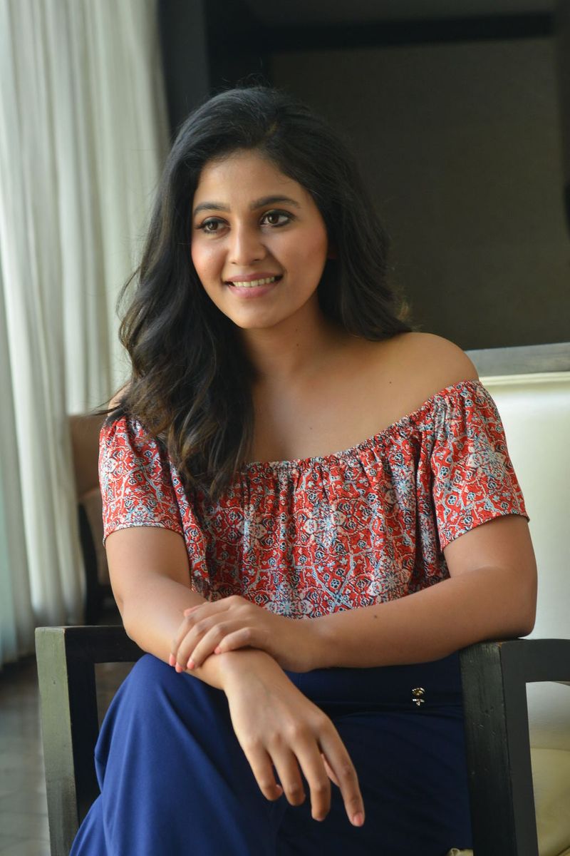మీకు ఇష్టమైతే ఎస్ లేకుంటే నో చెప్పడం మీ ఛాయిస్. నో చెప్పకూడదు అని ప్రశ్నించే రైట్ ఎవరికీ లేదు. ఇష్టపడటం ఇష్ట పడకపోవడం అమ్మాయి నిర్ణయానికి వదిలేయాలి. సినిమాలోనూ పవన్ గారు ఇదే విషయాన్ని చెప్పబోతున్నారు.