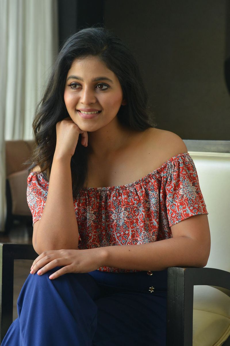 తెలుగు, తమిళంలో కొన్ని ఎగ్జైటింగ్ చిత్రాలు చేస్తున్నాను. వాటి వివరాలు త్వరలో చెబుతాను. ఏ నాయికైనా తన కెరీర్ ను ఎలా ప్లాన్ చేసుకుంటున్నారు అనే దానిపై ఆమె కెరీర్ ఆధారపడి ఉంటుంది. నాకు కెరీర్ లో ఎప్పుడూ గ్యాప్ రాలేదు. నచ్చిన సినిమాలు ఎంపిక చేసుకుంటూ నటిస్తున్నాను. నేను ఇప్పుడు ఏ దారిలో వెళ్తున్నానో భవిష్యత్ లోనూ అలాగే కంటిన్యూ చేస్తున్నాను` అని తెలిపింది అంజలి.
