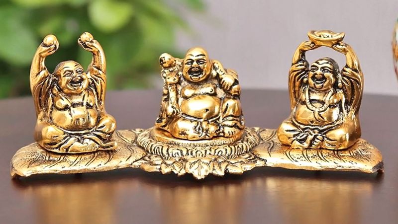 7. अगर आपके ऑफिस में बड़ा हाल है तो फेंगशुई के अनुसार, वहां धातु से बनी कोई चीज रखना शुभ होता है। माना जाता है कि इससे तरक्की में बाधाएं नहीं आती हैं।