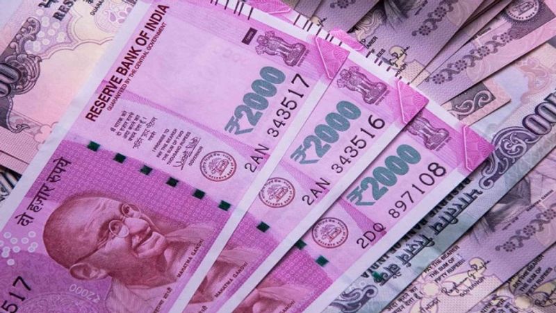 पब्लिक प्रोविडेंट फंड (PPF) स्कीम में कम्पाउंडिंग के हिसाब से ब्याज मिलता है। इसका मतलब है कि आपकी जमा राशि में जो ब्याज जुड़ता है, उस पर भी ब्याज मिलता है। इससे फायदा ज्यादा होता है। जो लोग भविष्य को ध्यान में रखकर पीपीएफ में राशि जमा कर रहे हैं, वे बड़ा फंड तैयार करने का लक्ष्य लेकर चलते हैं। बता दें कि पीपीएफ के जरिए इस लक्ष्य को हासिल किया जा सकता है। (फाइल फोटो)