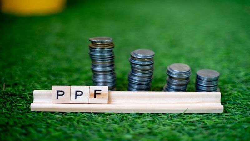 पीपीएफ में निवेश करके 1 करोड़ का फंड तैयार करने लिए अधिकतम मंथली जमा 12,500 रुपए करते हैं, तो सालाना यह रकम 1,50,000 रुपए होगी। नई ब्याज दर 7.1 फीसदी के हिसाब से 25 साल बाद मेच्योरिटी पर रकम 1.03 करोड़ रुपए हो जाएगी। इसमें कुल निवेश 37,50,000 रुपए होगा और ब्याज का फायदा 65,58,015 रुपए मिलेगा। (फाइल फोटो)