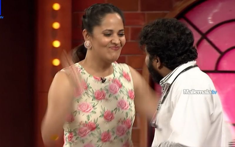 వేదికపై అందరి ముందు పంచ్ పేరుతో అనసూయను ముసలిది అనడంతో ఆమె షాక్ అయ్యింది. కోపంగా ఆదిని కొట్టడానికి ట్రై చేయగా.. దూరంగా పారిపోయాడు.