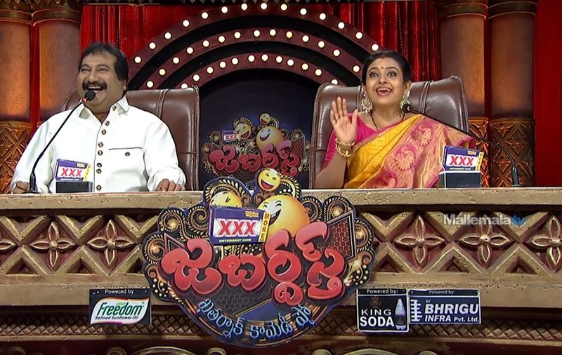 ఆది టైమింగ్ పంచ్ వేదికపై ఉన్న జడ్జిలతో పాటు అందరిచేత నవ్వులు పూయించింది.