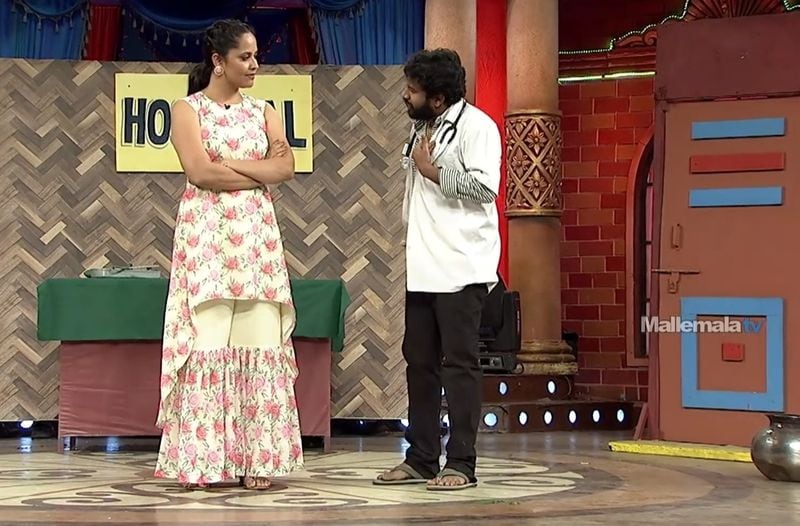 ఆ తరువాత, ఈ మధ్య లోనలొటారం పైన పటారం అనే సాంగ్ చేశావ్.. అది నన్ను ఉద్దేశించేనా అని ఆది అనసూయను అడుగగా.. అయ్యో రామ మిమ్మల్ని అంత మాట అంటానా, అంటూ చెంపలు వేసుకుంది అనసూయ.