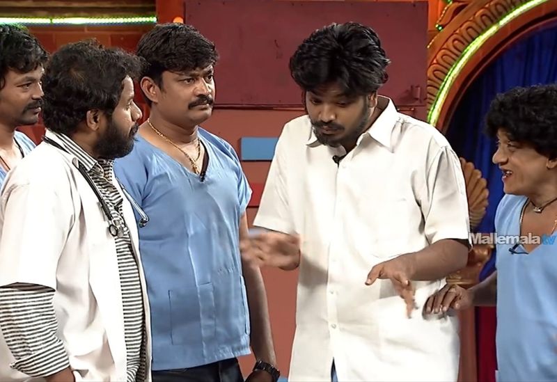 ఇప్పటికే అనసూయ అంటే నచ్చని వాళ్ళు ఆంటీ అంటూ ఆమెను సోషల్ మీడియాలో ట్రోల్ చేస్తూ ఉంటారు. అలాంటిది ఆది కూడా ముసలావిడ అని పిలవడంతో ఆమెకు షాక్ తగిలినట్లు అయ్యింది.