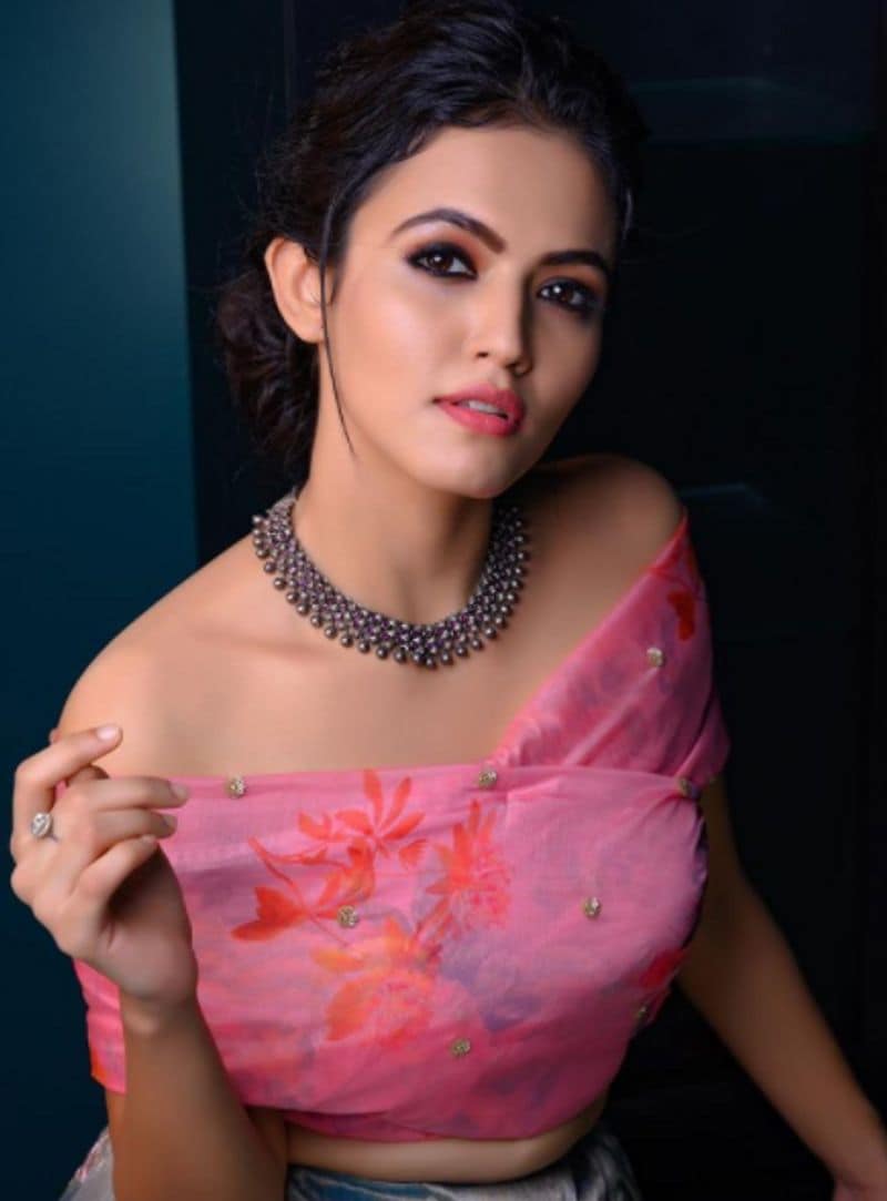 <p>ಈಗಾಗಲೇ ಎರಡು ಮಲಯಾಳಂ ಸಿನಿಮಾಗಳಾದ ಎನ್ಜನ್ ಪ್ರಕಾಶನ್ (2018) ಮತ್ತು ಮನೋಹರಂ (2019) ಚಿತ್ರಗಳಲ್ಲಿ ನಟಿಸಿದ್ದಾರೆ .</p>