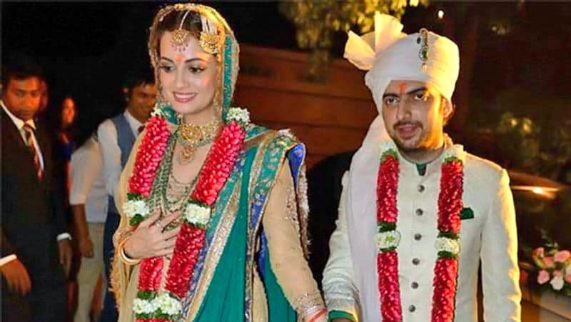 बता दें कि दीया मिर्जा की पहली शादी अक्टूबर, 2014 में प्रोड्यूसर साहिल संघा से हुई थी। हालांकि शादी के करीब 5 साल बाद ही अगस्त, 2019 में दोनों का तलाक हो गया। दीया मिर्जा और साहिल संघा की शादी टूटने की आखिर क्या वजह रही इसको लेकर दोनों ने कभी खुलकर कुछ नहीं कहा। 
