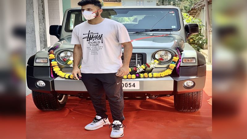 महिंद्रा की ओर से गिफ्ट की गई कार Mahindra Thar SUV की बात की जाए तो, ये कार पिछले साल अक्टूबर में लॉन्च की गई थी। इसके 2 वैरिएंट AX और LX उपलब्ध है। जिसकी कीमत 9.8 लाख रुपए से 13.75 लाख रुपए के बीच है।