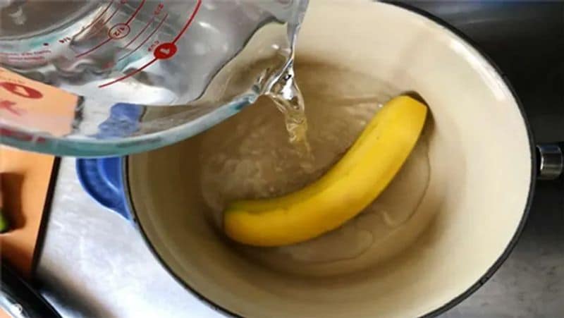 बाजार से केले लाने के बाद सबसे पहले आप पानी में थोड़ा सा सोडा डालकर उसमें कुछ देर के लिए केले छोड़ दीजिए। ये सोडा केले के लिए प्रिजर्वेटिव का काम करता है और केले जल्दी खराब नहीं होते हैं।