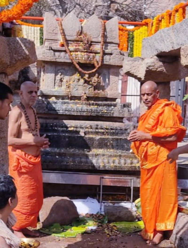 <p>ವ್ಯಾಸರಾಜ ಮಠಾಧೀಶರಾದ ವಿದ್ಯಾಶ್ರೀಶ ಶ್ರೀಪಾದಂಗಳವರ ನೇತೃತ್ವದಲ್ಲಿ ಜರುಗಿದ ಆರಾಧನೆಯಲ್ಲಿ ಸುವಿದ್ಯೇಂದ್ರ ತೀರ್ಥ ಶ್ರೀಪಾದಂಗಳರು ಭಾಗವಹಿಸಿದ್ದರು.</p>