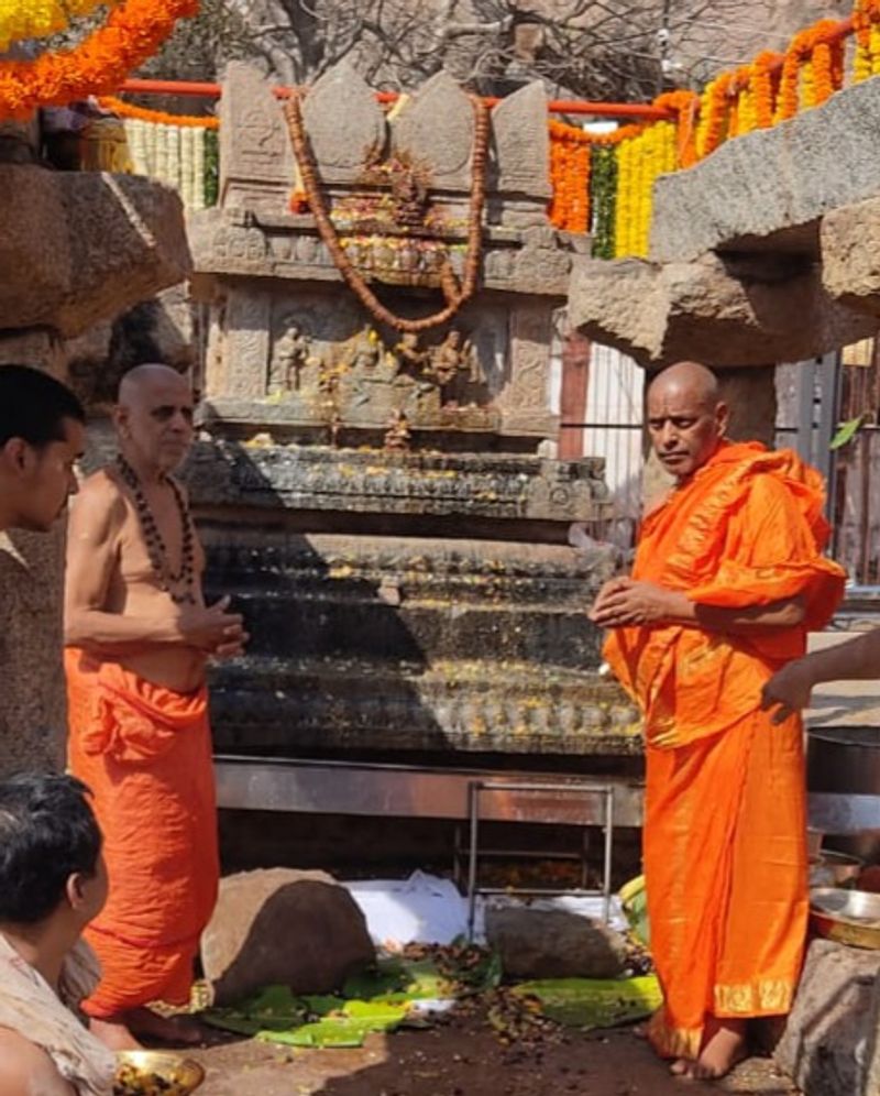 <p>ಈ ಸಂದರ್ಭದಲ್ಲಿ ಅನಂತಚಾರ, ಸುಮಂತ ಕುಲಕರ್ಣಿ, ಮಧುಸೂದನಚಾರ, ಗುರುರಾಜ್ ದೇಶಪಾಂಡೆ ಸೇರಿದಂತೆ ಭಕ್ತರು ಭಾಗವಹಿಸಿದ್ದರು.</p>