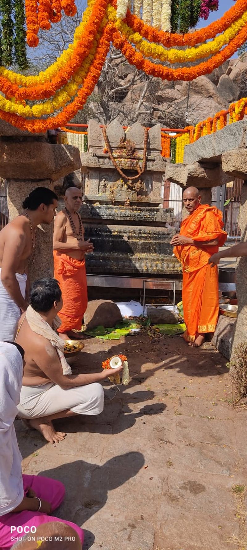<p>ಬೆಳಗ್ಗೆ ಬೃಂದಾವನಕ್ಕೆ ಪಂಚಾಮೃತಾಭಿಷೇಕ, ವಿಶೇಷ ಹೂವಿನ ಅಲಂಕಾರ, ನೈವೇದ್ಯ ಹಾಗೂ ಪಂಡಿತರಿಂದ ಉಪನ್ಯಾಸ ಜರುಗಿತು. </p>