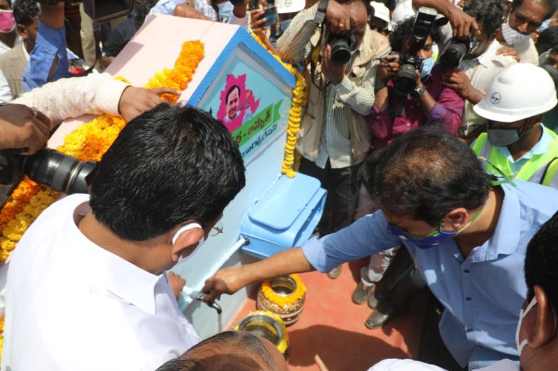కుళాయిలను ప్రారంభిస్తున్న మంత్రి కేటీఆర్