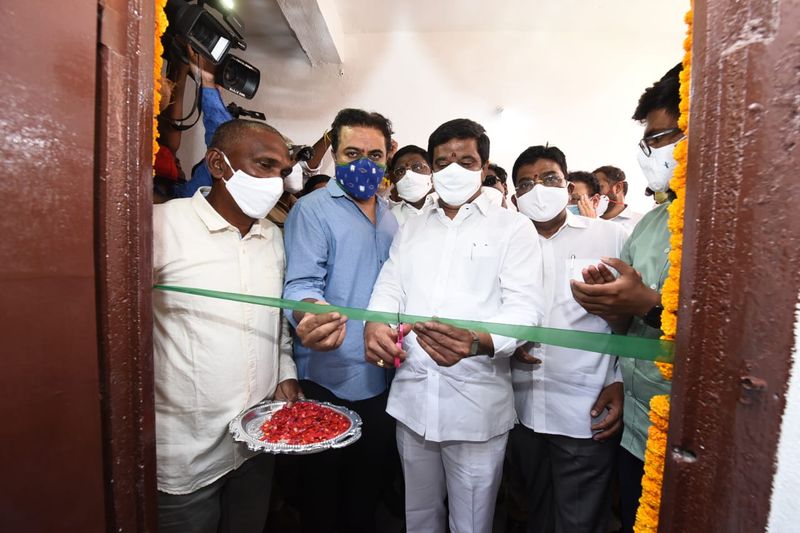 ఖమ్మం అర్బన్ మండలం టేకులపల్లిలో రూ. 60.20 కోట్లతో నిర్మించిన 1,004 డబుల్ బెడ్రూం ఇండ్లను మంత్రులు కేటీఆర్, ప్రశాంత్ రెడ్డి, పువ్వాడ అజయ్ కలిసి ప్రారంభించారు