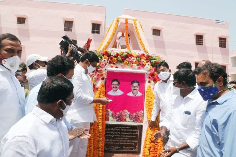 టేకులపల్లిలో డబుల్బెడ్రూం గృహ లబ్ధిదారులకు అన్ని సౌకర్యాలు అందుబాటులో ఉండేలా ఏర్పాటు చేసిన అంగన్వాడీ సెంటర్లను, ప్రాథమిక ఉప కూరగాయల మార్కెట్ను మంత్రులు సందర్శించి వాటిని ప్రారంభించారు.
