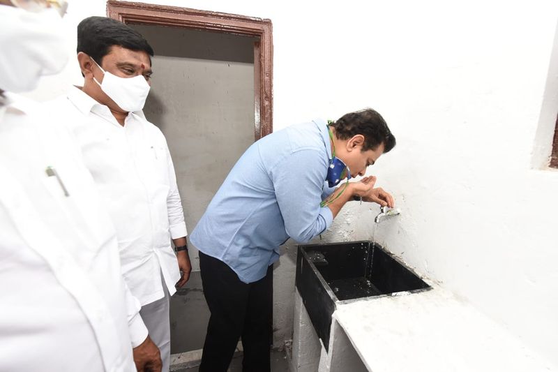 డబుల్ బెడ్రూం ఇండ్లను పరిశీలిస్తున్న క్రమంలో.. ఓ ఇంటిలోని నల్లాను తానే స్వయంగా ఆన్ చేసి నీళ్లను తాగుతున్న కేటీఆర్