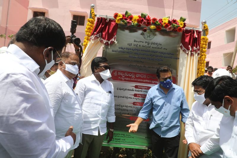 డబుల్ బెడ్రూం ఇళ్లకు సంబంధించిన శిలాఫలకం వద్ద మంత్రులతో కేటీఆర్