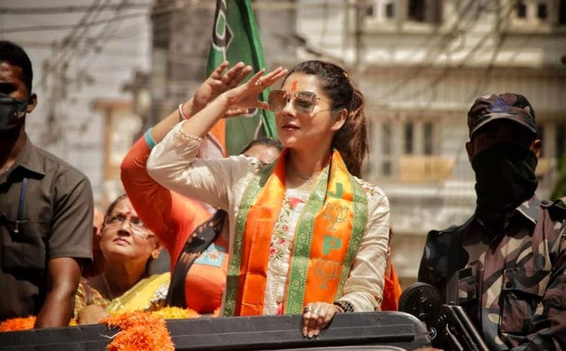 <p>২১-এর বিধানসভা নির্বাচনে বেহালা পূর্বের তারকা প্রার্থী পায়েল সরকার। উষ্ণতা মাখানো অবতারে নয় বরং সাদামাটা পোশাকেই ভোটপ্রচারে দেখা গিয়েছে অভিনেত্রীকে।</p>