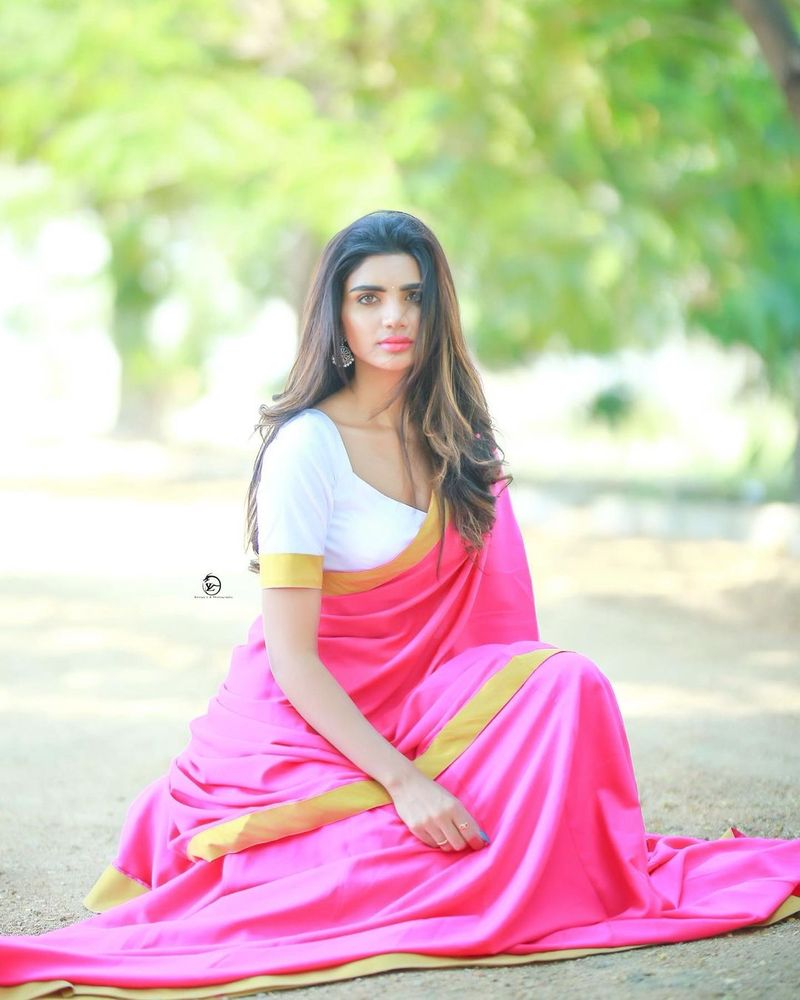 వాలంటైన్స్ డే నాడు ఇమ్మానియేల్ జబర్దస్త్ వేదికపై రోజా పువ్వు ఇచ్చి విషెస్ తెలిపారు. దానికి వర్ష సైతం హ్యాపీగా ఫీలయ్యారు. మొన్నామధ్య వర్షకు ప్రమాదం జరిగిందన్న వార్త చదివి, ఇమ్మానియేల్ అర్థ రాత్రి ఫోన్ చేసి, వర్ష యోగక్షేమాలు తెలుసుకున్నాడట.