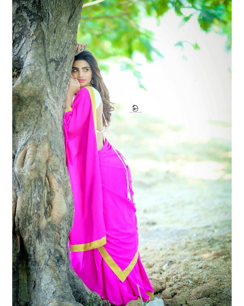 ఆ విషయం అందరి ముందు బయటపెట్టిన వర్ష.. ఆరోజే ఇమ్మానియేల్ నావాడని ఫిక్స్ అయ్యానని వర్ష తెలియజేశారు. ఈ విధంగా బహిరంగంగా తమ ప్రేమను తెలియజేస్తున్నారు వర్ష, ఇమ్మానియేల్.