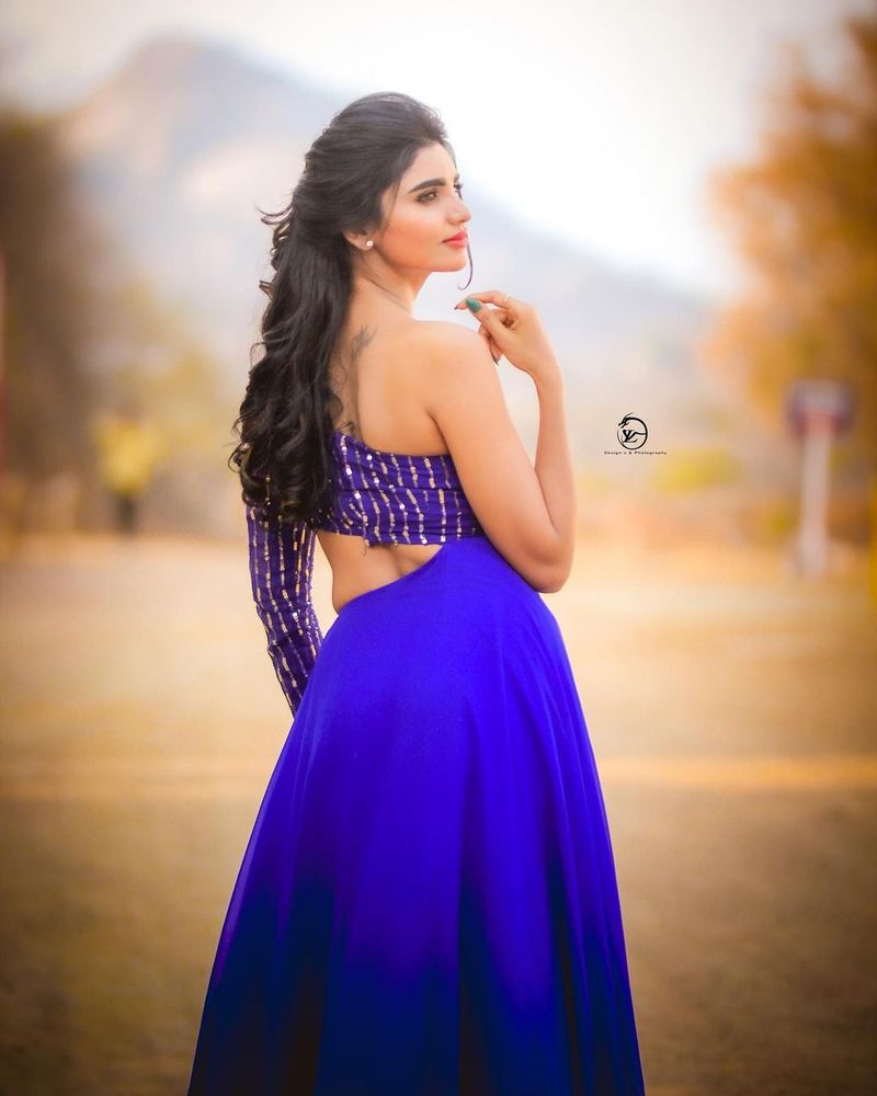 సీరియల్ నటిగా బుల్లితెరకు పరిచయమైన వర్ష, జబర్దస్త్ షో ద్వారా పాప్యులర్ అయ్యారు. కమెడియన్ ఇమ్మానియేల్ తో ఆమె రొమాన్స్ సూపర్ హిట్ అయ్యింది.