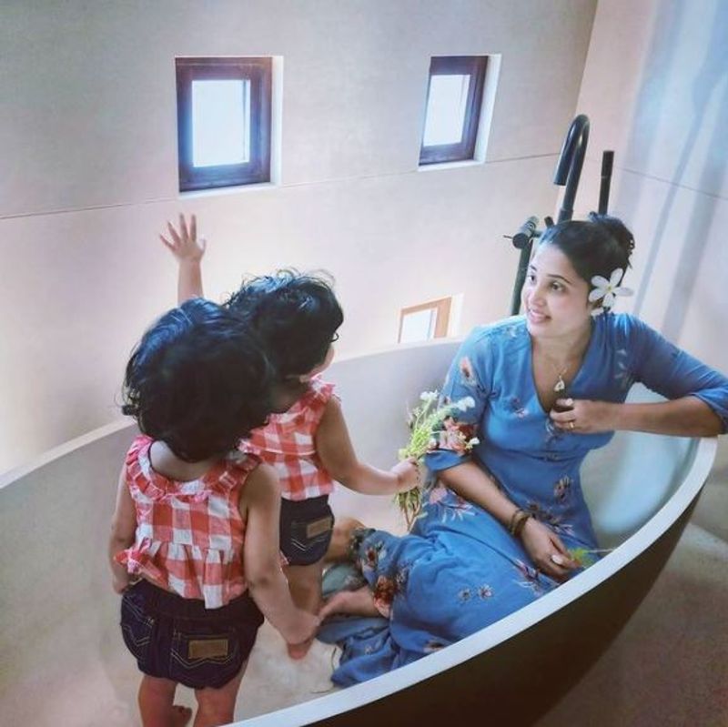 சின்னத்திரையை தாண்டி, வெள்ளித்திரையில் தொடர்ந்து கவனம் செலுத்தினார். ஆனால் இவரால்... சின்னத்திரையில் வெற்றிபெற முடிந்த அளவிற்கு திரையுலகில் நிலைக்க முடியவில்லை. எனவே தற்போது மீண்டும் சின்னத்திரை நாயகனாகவே மாறியுள்ளார்.