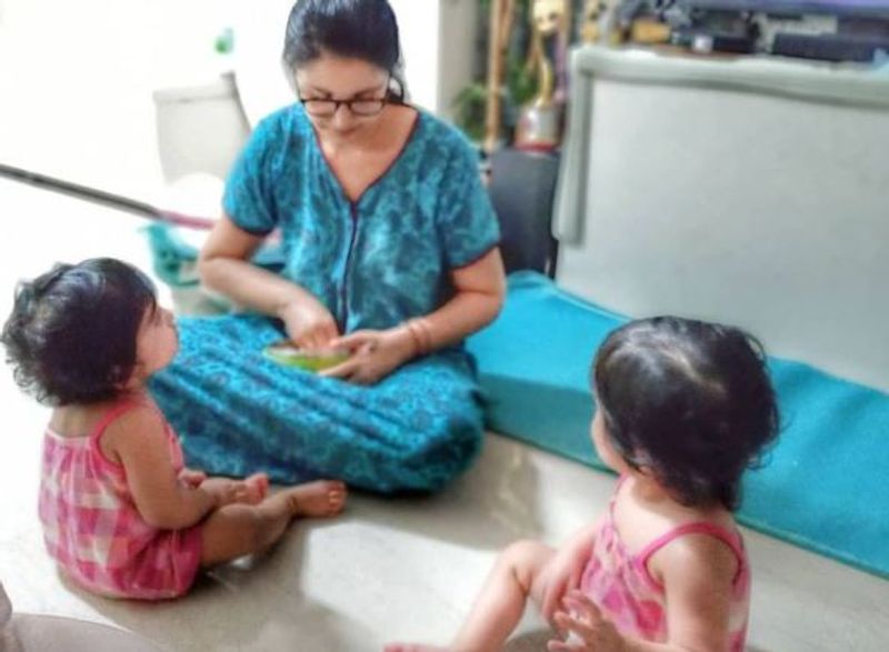 மித்ரா - ருத்ரா என பெயரிடப்பட்டுள்ள இவர்களின் தற்போதைய புகைப்படங்களை இதுவரை முகம் தெரியாதவாறு மட்டுமே வெளியிட்டு வந்த இவர்கள்... நீண்ட நாள் ரசிகர்களின் கோரிக்கையை ஏற்று குட்டி தேவதைகளின் முகத்தை ரசிகர்களுக்கு காட்டியுள்ளனர்.
