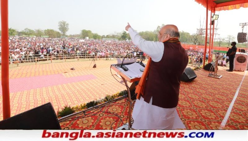 <p>এদিন তৃণমূল কংগ্রেসকে তোপ দেগে শাহ বলেছেন, 'তানাশাহি-তোলাবাজি-তুষ্টিকরণ, ৩ টে T-র মডেলে সরকার চালাচ্ছে দিদি'<br />
</p>