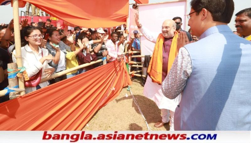 <p>প্রতিশ্রুতি দিয়ে অমিত শাহ বলেছেন,'আমি আপনাদের কথা দিচ্ছি, এখানে বিজেপি সরকার আপনারা তৈরি করুন, সমস্ত রাজ্য সরকারি কর্মী সপ্তম বেতন পে কমিশনের ক্রমানুযায়ী বেতন পাবে।</p>