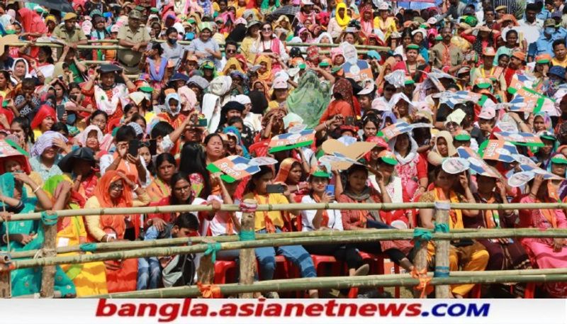 <p>শাহ আরও বলেছেন, 'স্বাস্থ্য, যোগাযোগ ব্যবস্থা সমস্ত কিছু থেকেই পিছিয়ে রয়েছে উত্তরবঙ্গ। উত্তরবঙ্গের মানুষের সঙ্গে দিদি অন্যায় করেছেন।'<br />
</p>