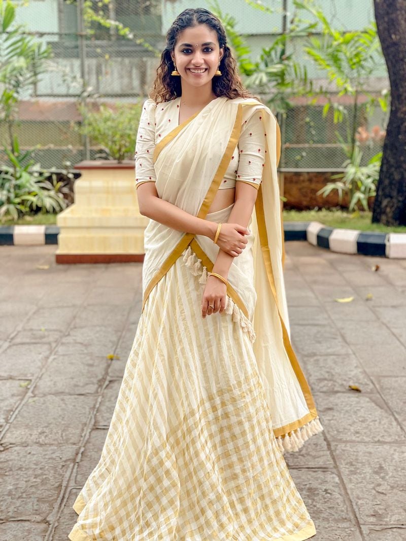 சூப்பர் ஸ்டார் ரஜினிகாந்த் நடித்து வரும் அண்ணாத்த படத்தில் கீர்த்தி சுரேஷ் நடித்து வருகிறார். இந்த படத்தில் கீர்த்தி சுரேஷ் ரஜினிக்கு தங்கையாக நடித்து உள்ளதாக கூறப்படுகிறது.
அதேபோல் தெலுங்கில் மகேஷ் பாபுவுக்கு ஜோடியாக ஒரு படத்தில் நடித்து வருகிறார். 