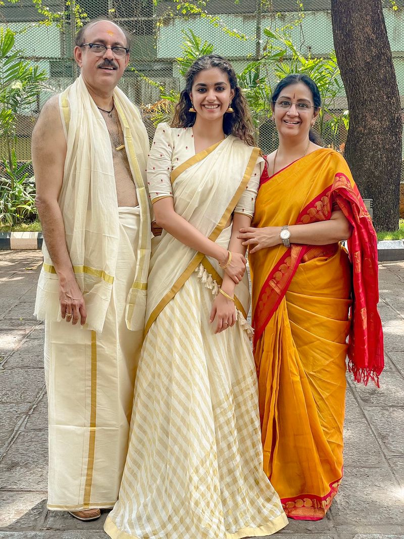 அப்பா, அம்மாவுடன் அம்சமான டிரெடிஷனல் உடையில் க்யூட் சமத்து பெண்ணாக போஸ் கொடுத்துள்ள கீர்த்தியை ரசிகர்கள் பாராட்டி வருகின்றனர்.
