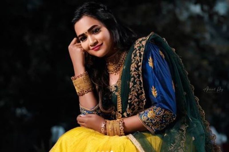 மஞ்சள் நிற பாவாடை தாவணியில் பேரழகில் அசத்தல் போஸ் 