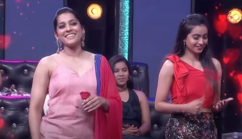 టీవీ షోస్లో సుడిగాలి సుధీర్, యాంకర్ రష్మీ మధ్య కెమిస్ట్రీకి గురించి ఎంత చెప్పినా తక్కువే. వీరిద్దరు `ఎక్స్ ట్రా జబర్దస్త్`, `ఢీ` షోలలో రెచ్చిపోతుంటారు. తమ ప్రేమ వ్యవహారాన్ని బయటపెడుతుంటారు. ఇప్పుడు మరోసారి తమ ప్రేమని బహిరంగంగా వ్యక్తం చేసుకున్నారు.