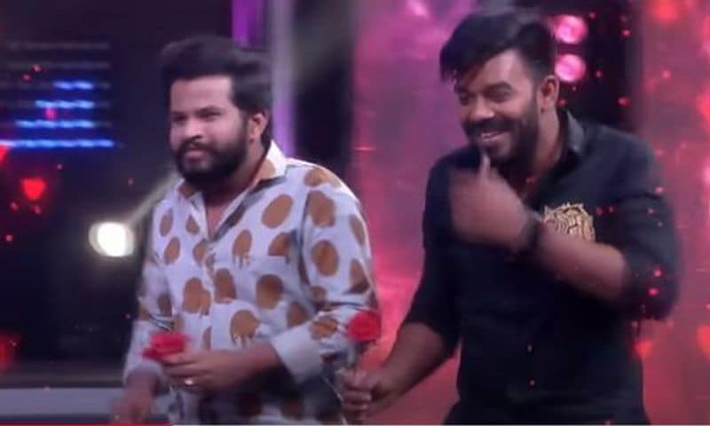 `ఢీ` షోలో వీరిద్దరు రెచ్చిపోయారు. ఒకరికొకరు రోజా పువ్వు ఇచ్చిపుచ్చుకున్నారు. డ్యూయెట్లు పాడుకున్నారు. తాజాగా ప్రోమో సోషల్ మీడియాలో వైరల్ అవుతుంది.