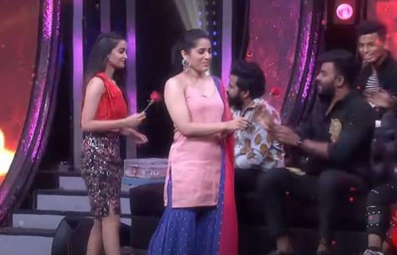 మొదట సెక్సీ యాంకర్ రష్మీనే రాజా పువ్వుని తీసుకుని సుధీర్ వద్దకు వచ్చి మరీ ఆయనకు ఫ్లవర్ ఇచ్చి ప్రపోజ్ చేసింది. మరోవైపు దీపికా పిల్లి సైతం హైపర్ ఆదికి ఫ్లవర్ ఇచ్చి ప్రపోజ్ చేసింది.