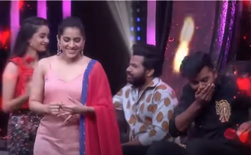దీనికి సుడిగాలి సుధీర్ ఉబ్బితబ్బిబ్బయ్యాడు. రష్మీ ఇచ్చిన ఫ్లవర్ తీసుకుని ఆనందంతో ఉప్పొంగిపోయారు. అంతటితో ఆగలేదు. తాను కూడా రెచ్చిపోయాడు.